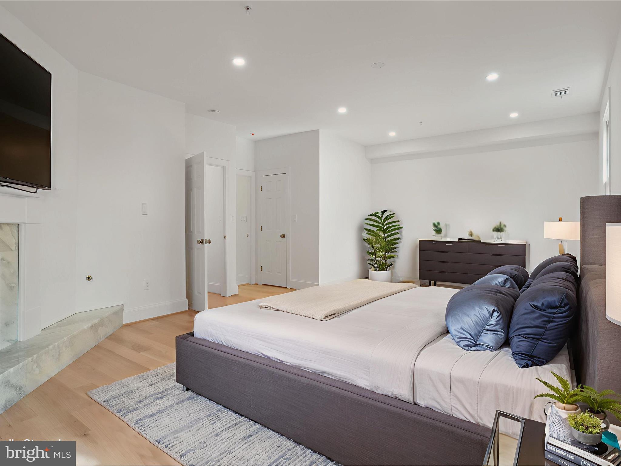 KINGS MANOR SCOTTS - Residential