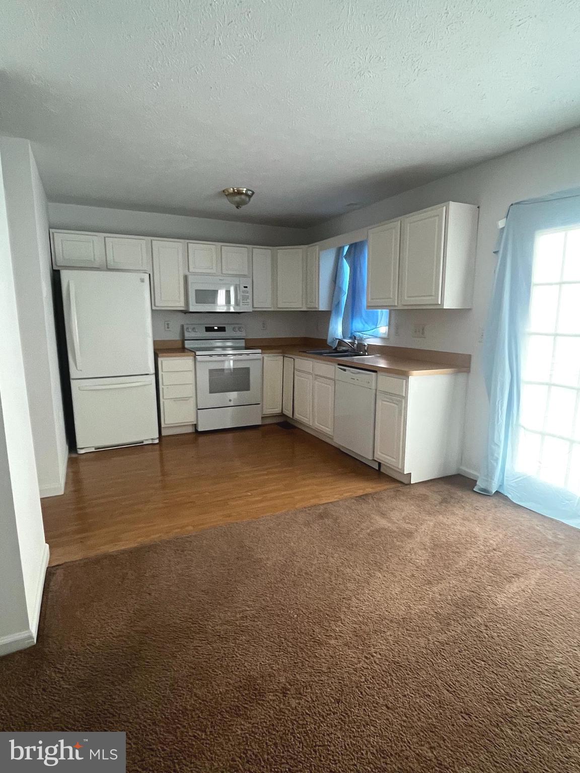 SOUTH QUEEN TOWNHOUSES - Residential