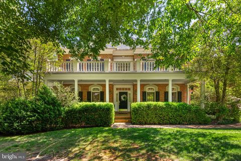 Photo of 897 Chinquapin Road, MCLEAN, VA 22102 (MLS # VAFX2311658)