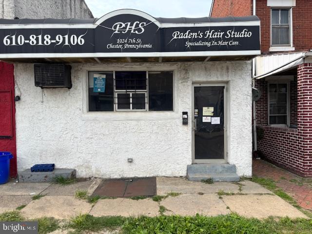 Attention investors and business owners! Here is your opportunity to own a solid income producing property that offers Two 1-Bedroom 1 Bath apartments with with ground floor commercial space.
The ground floor space is ideal for a hair salon, office space or studio. Whether you're looking to expand your investment portfolio or open your own business with rental income, this property offers flexibility and potential.
Use your vision, and transform this space into a neighborhood gem.