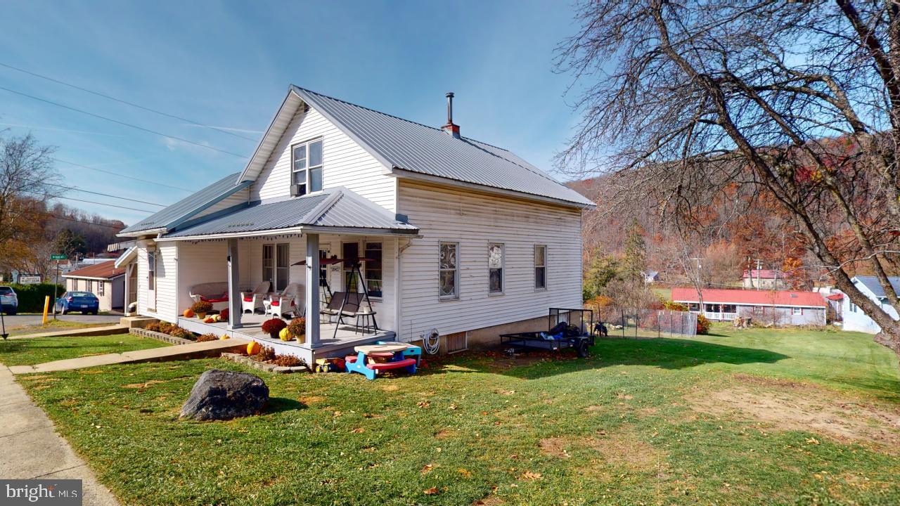 2042 FRONT STREET
