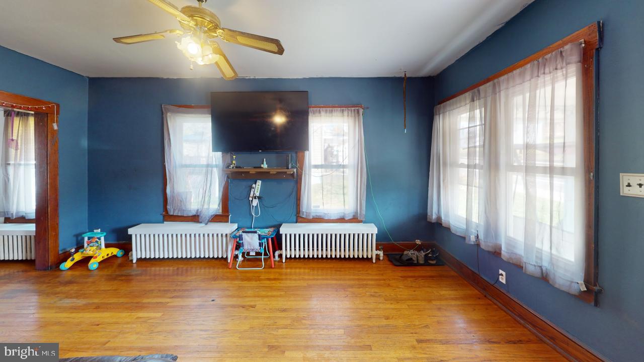 2042 FRONT STREET