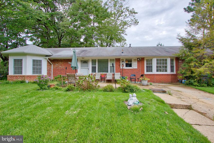 Beautiful Rambler in Springfield. Nearby  Major Routes 495, 395, Braddock Rd. Close to Edsall Park, Deerlick Park, Indian Run Park. 4 bed, 2full bath, living room,dining room,  kitchen&family room combo. Granite countertop,  decorative backsplash, bay windows. Hardwood floor. Large driveway.
