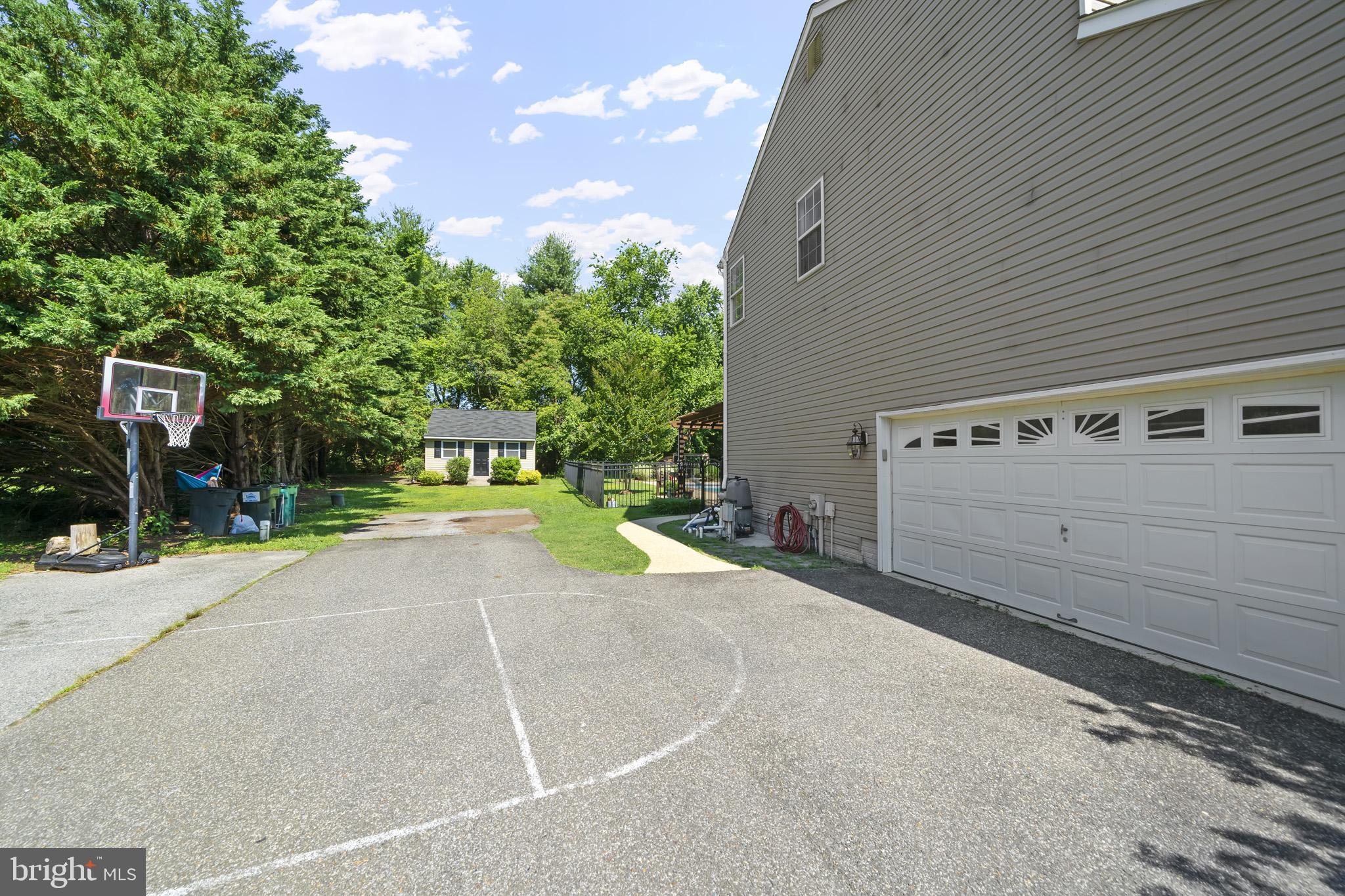 OAKMONT MANOR - Residential