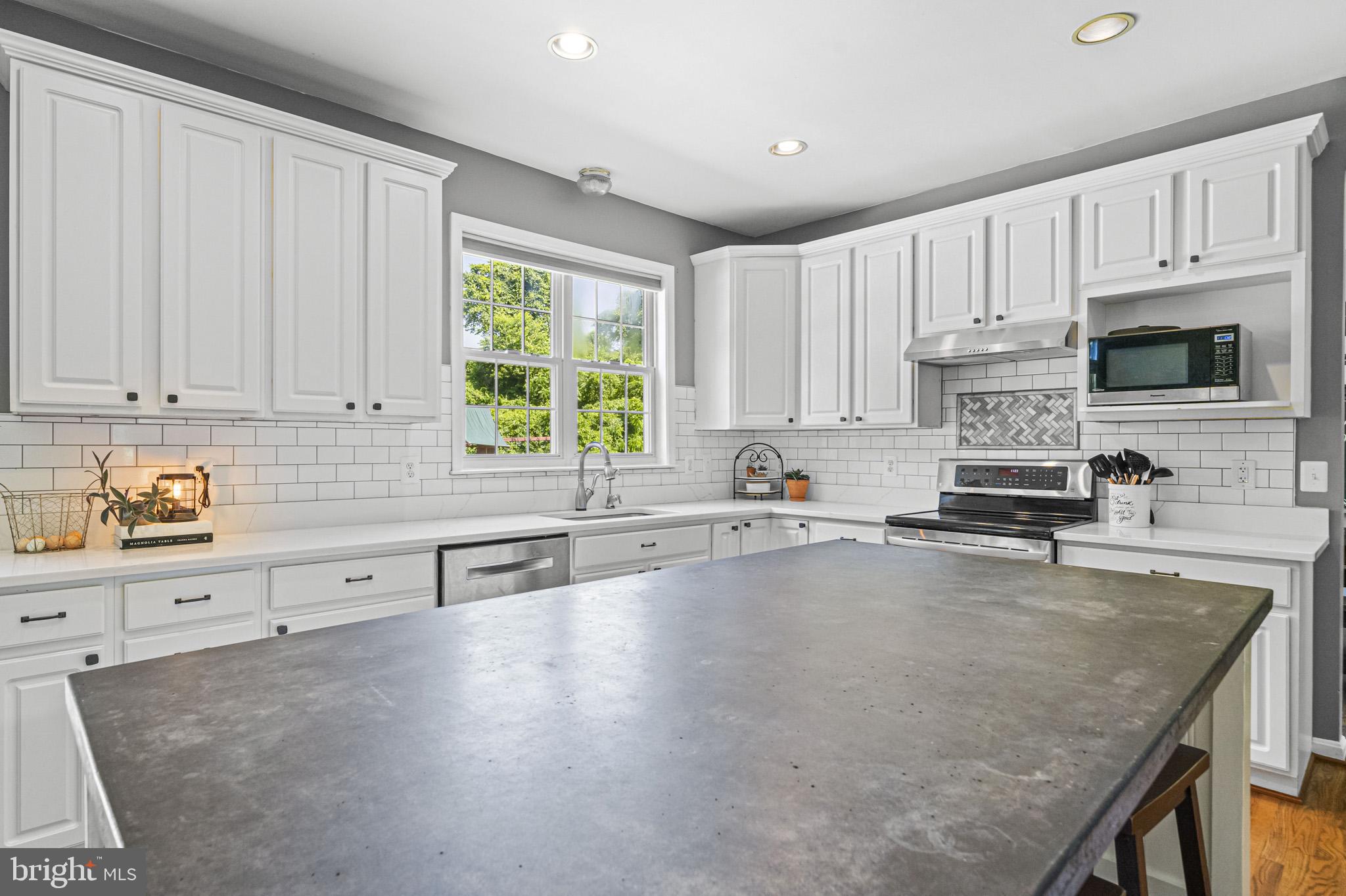 OAKMONT MANOR - Residential