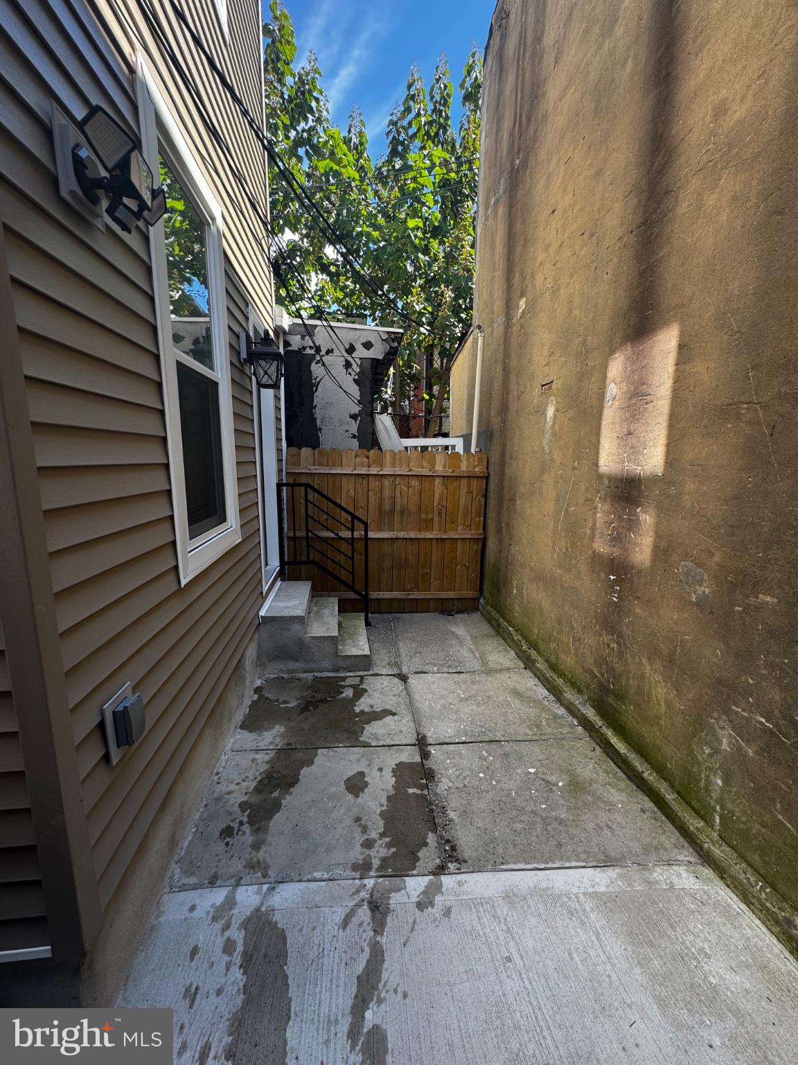 104 W ONTARIO STREET 1
