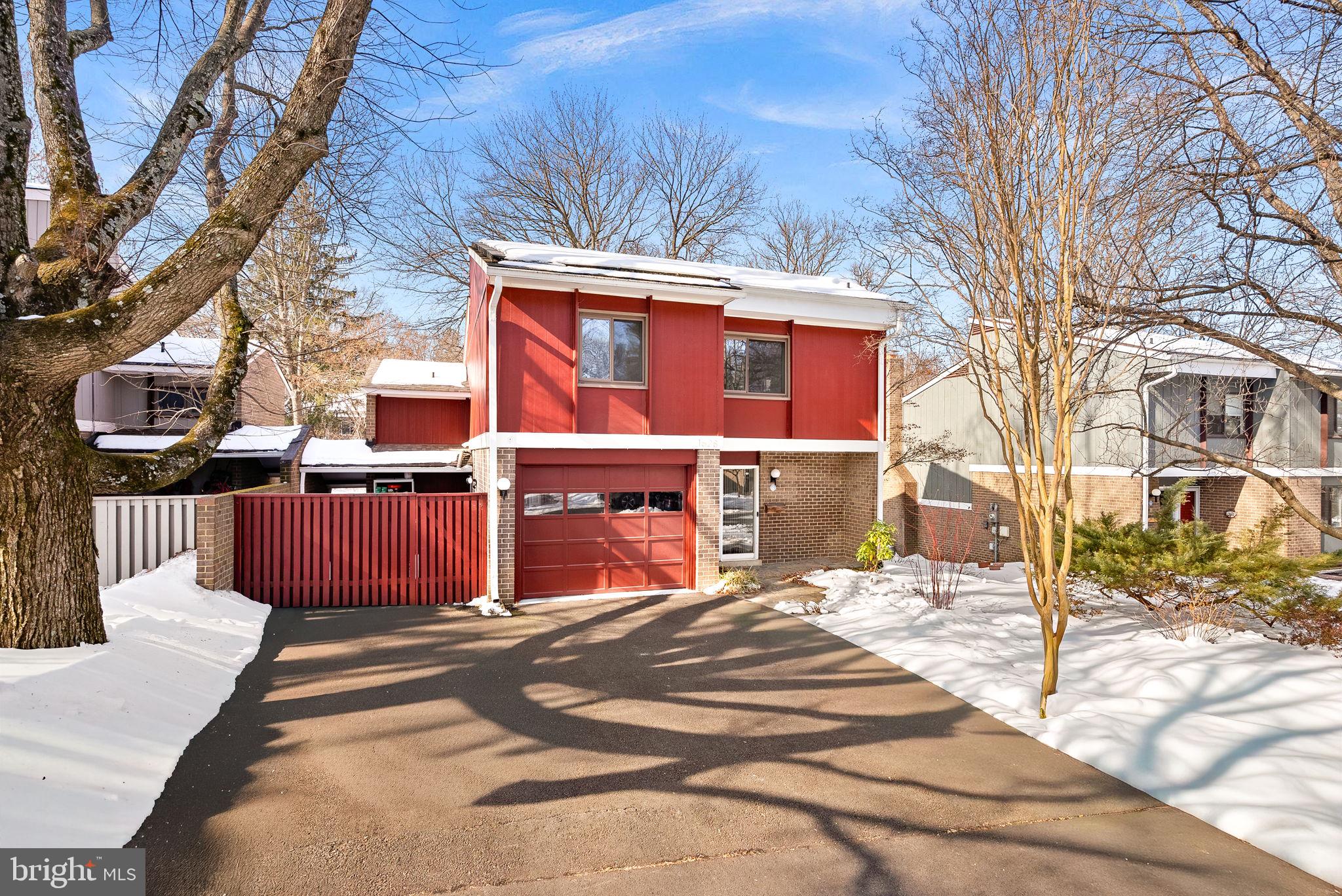 1628 GREENBRIAR COURT