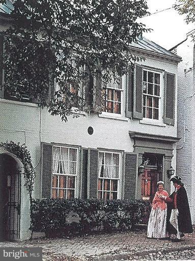 OLD TOWN - Residential Lease