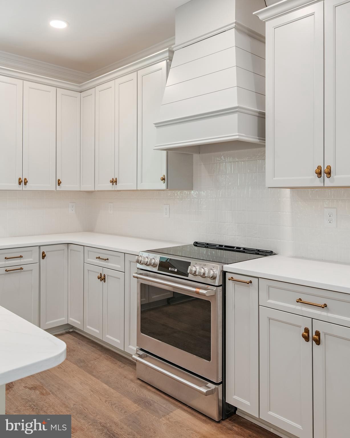 QUEEN ANNE COLONY - Residential