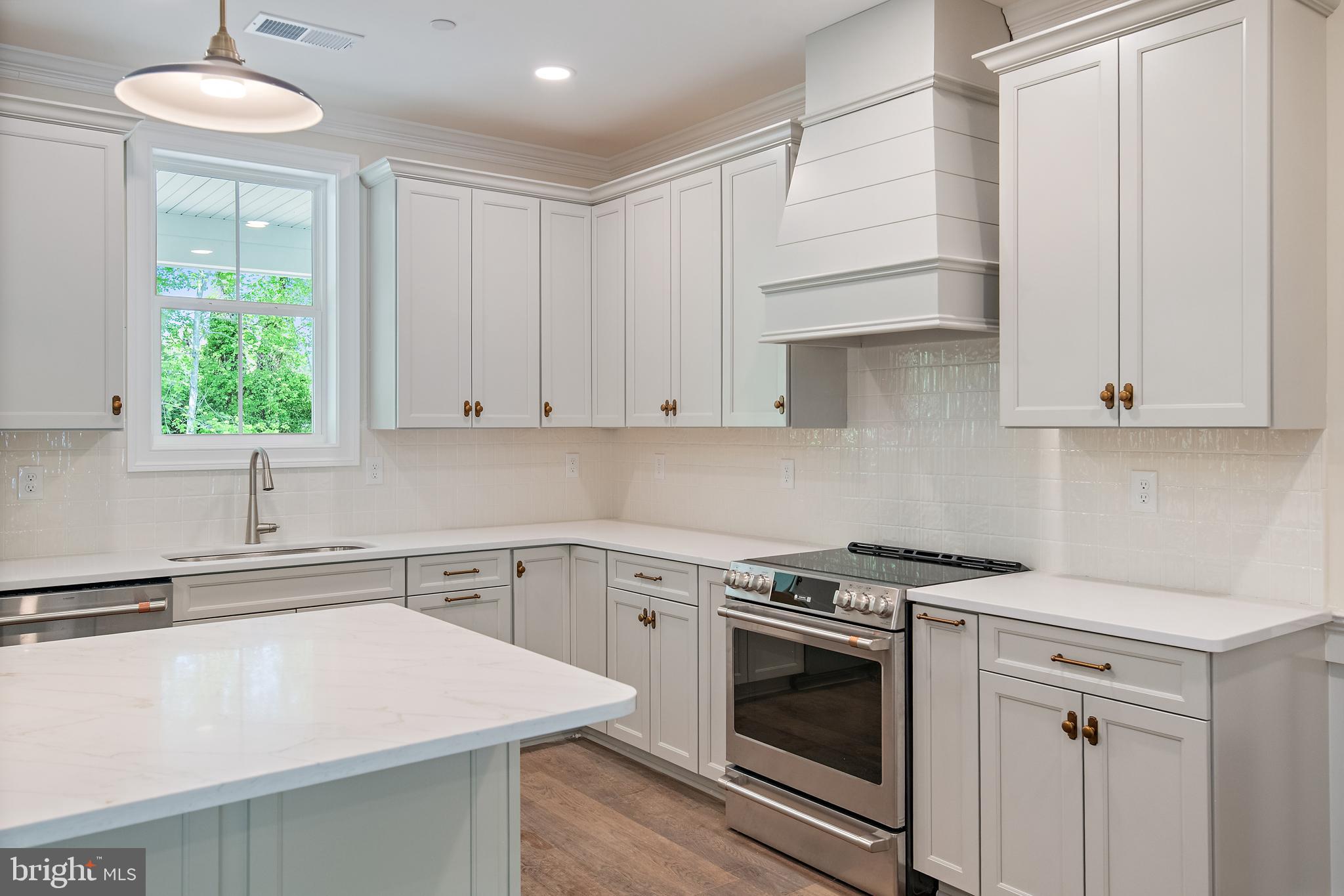 QUEEN ANNE COLONY - Residential