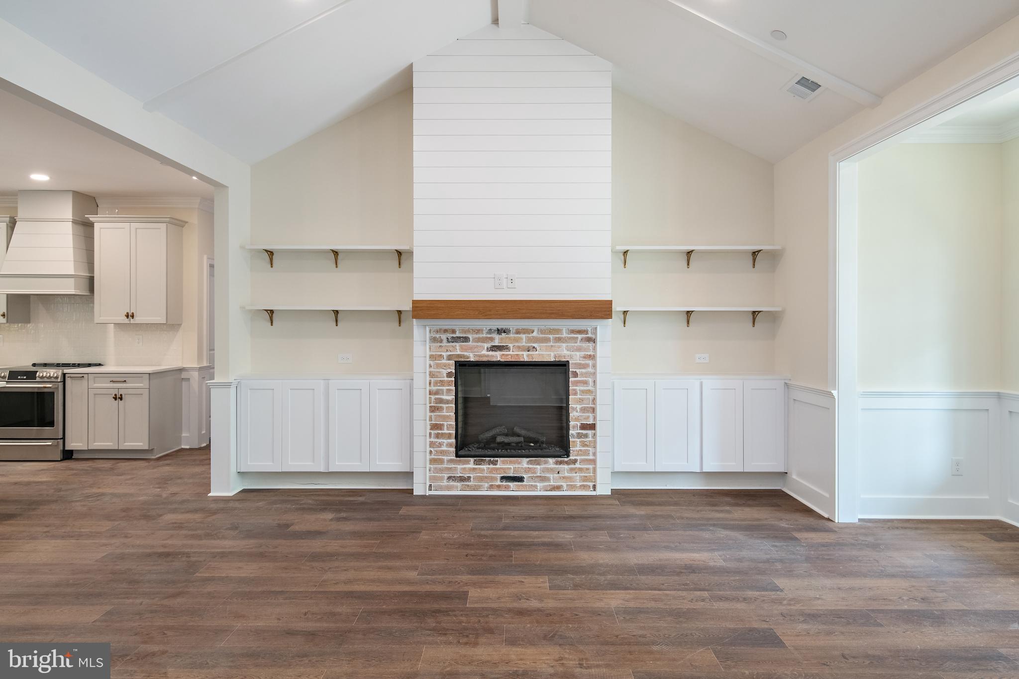 QUEEN ANNE COLONY - Residential