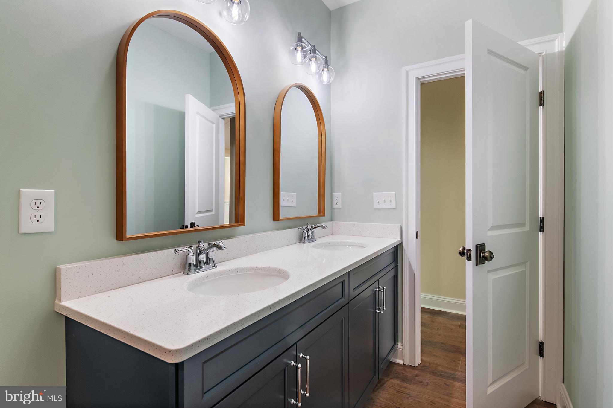 QUEEN ANNE COLONY - Residential