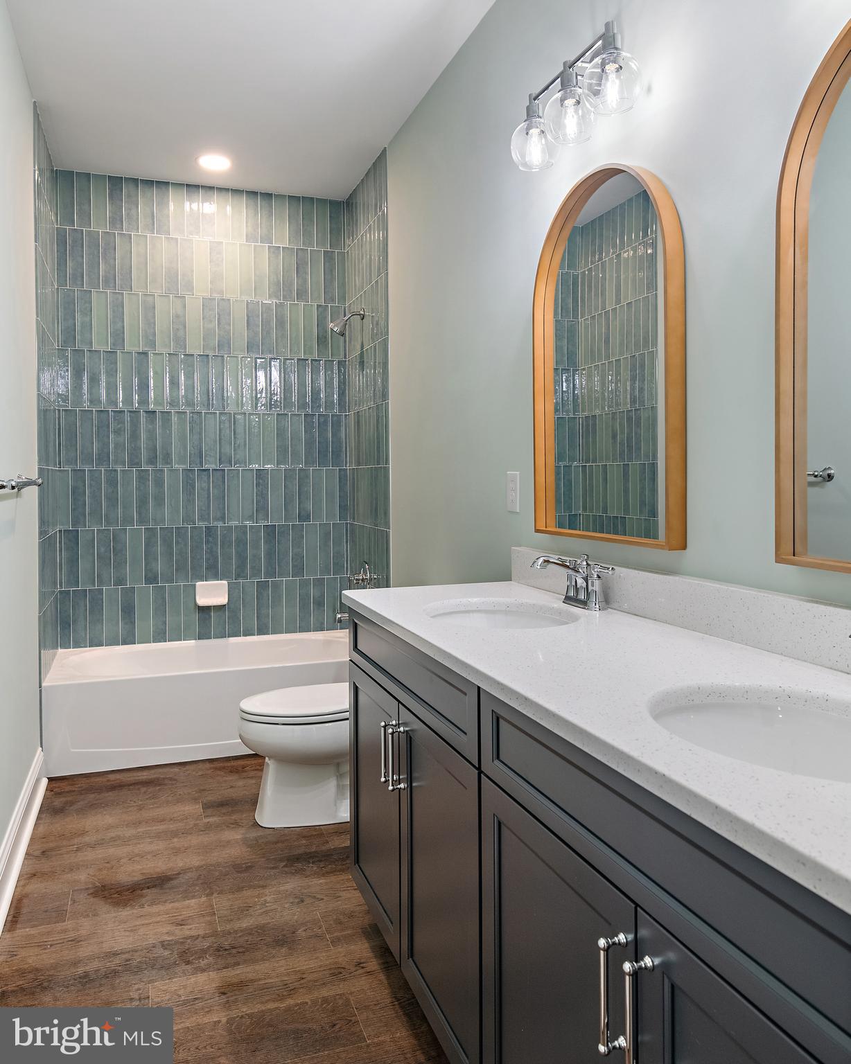 QUEEN ANNE COLONY - Residential