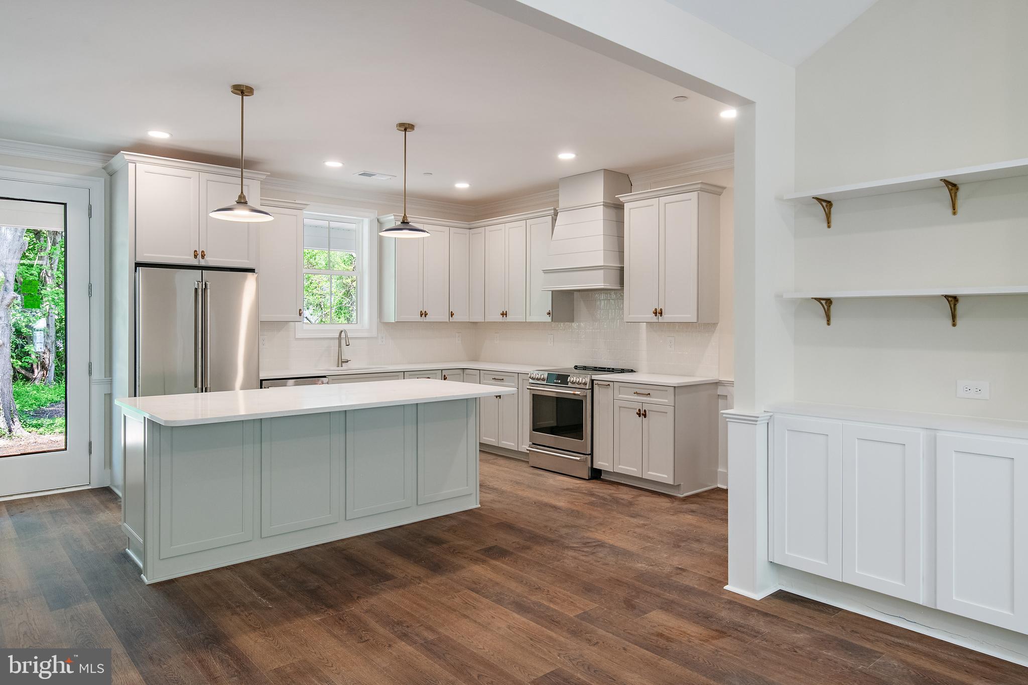 QUEEN ANNE COLONY - Residential