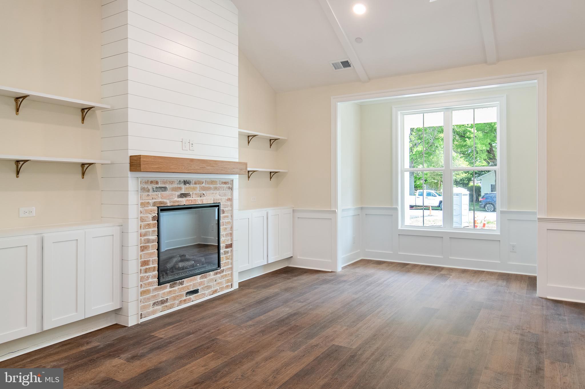 QUEEN ANNE COLONY - Residential