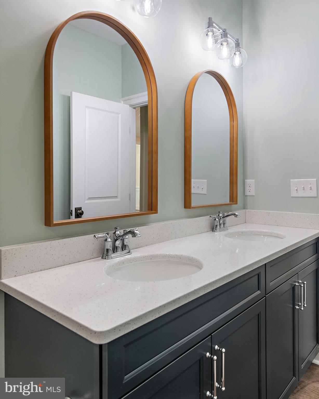 QUEEN ANNE COLONY - Residential