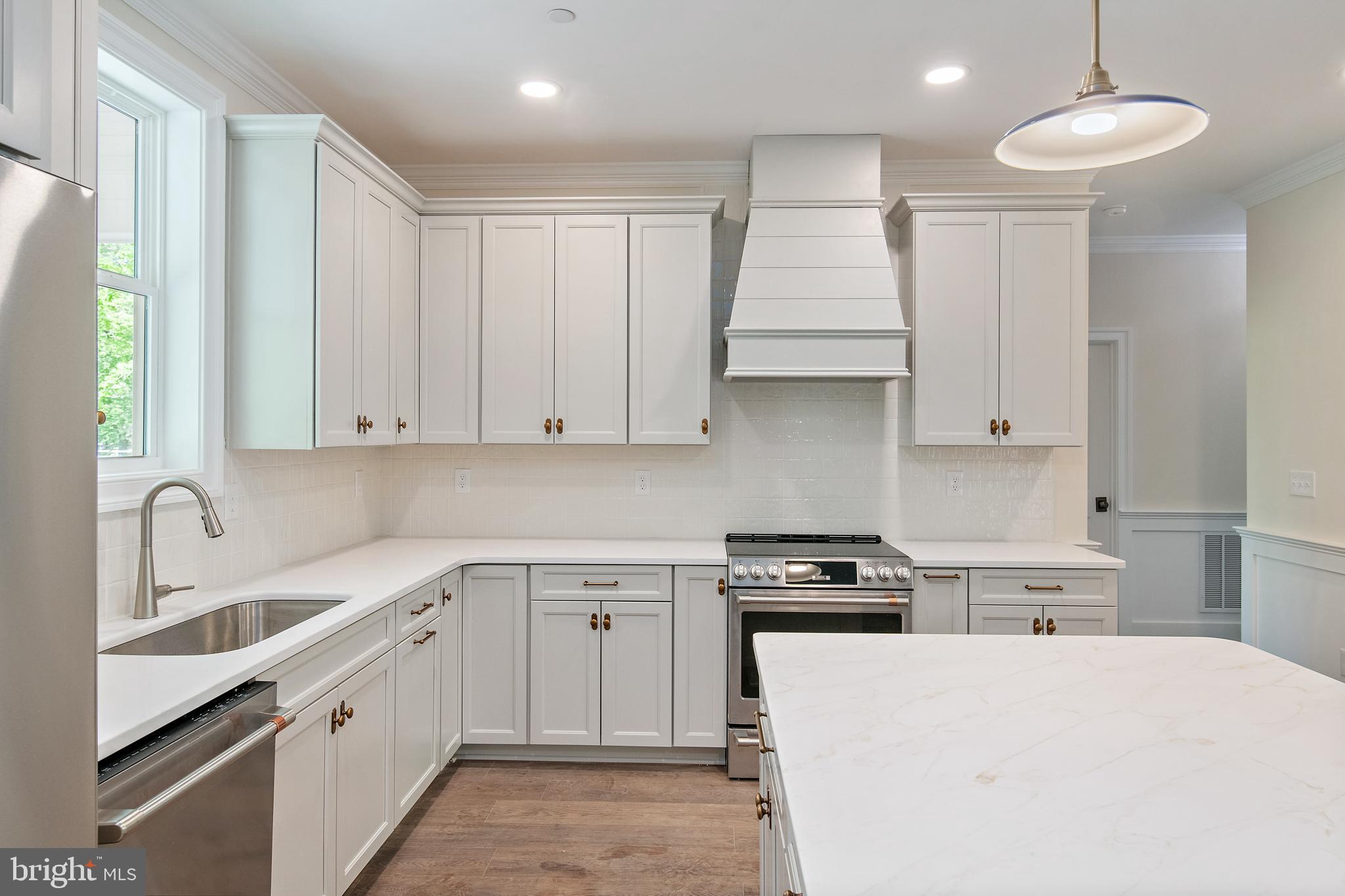 QUEEN ANNE COLONY - Residential