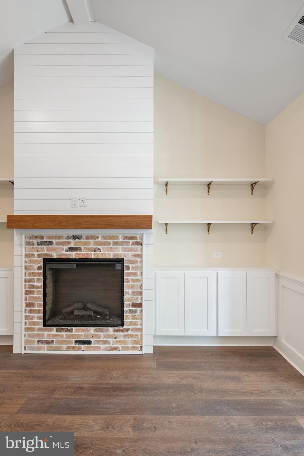 QUEEN ANNE COLONY - Residential