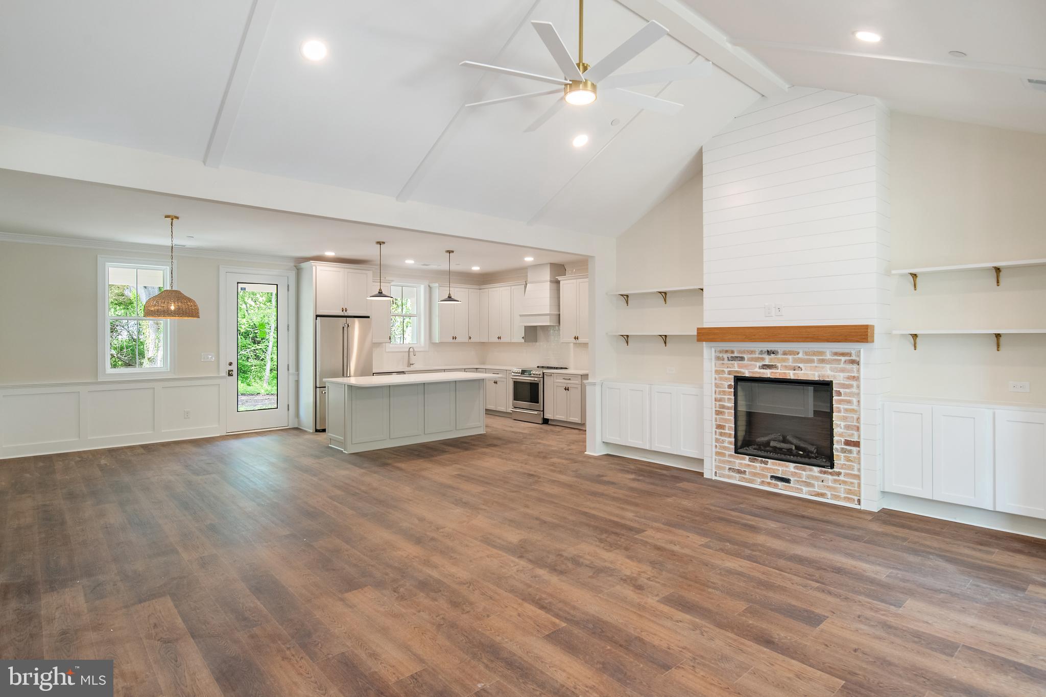 QUEEN ANNE COLONY - Residential