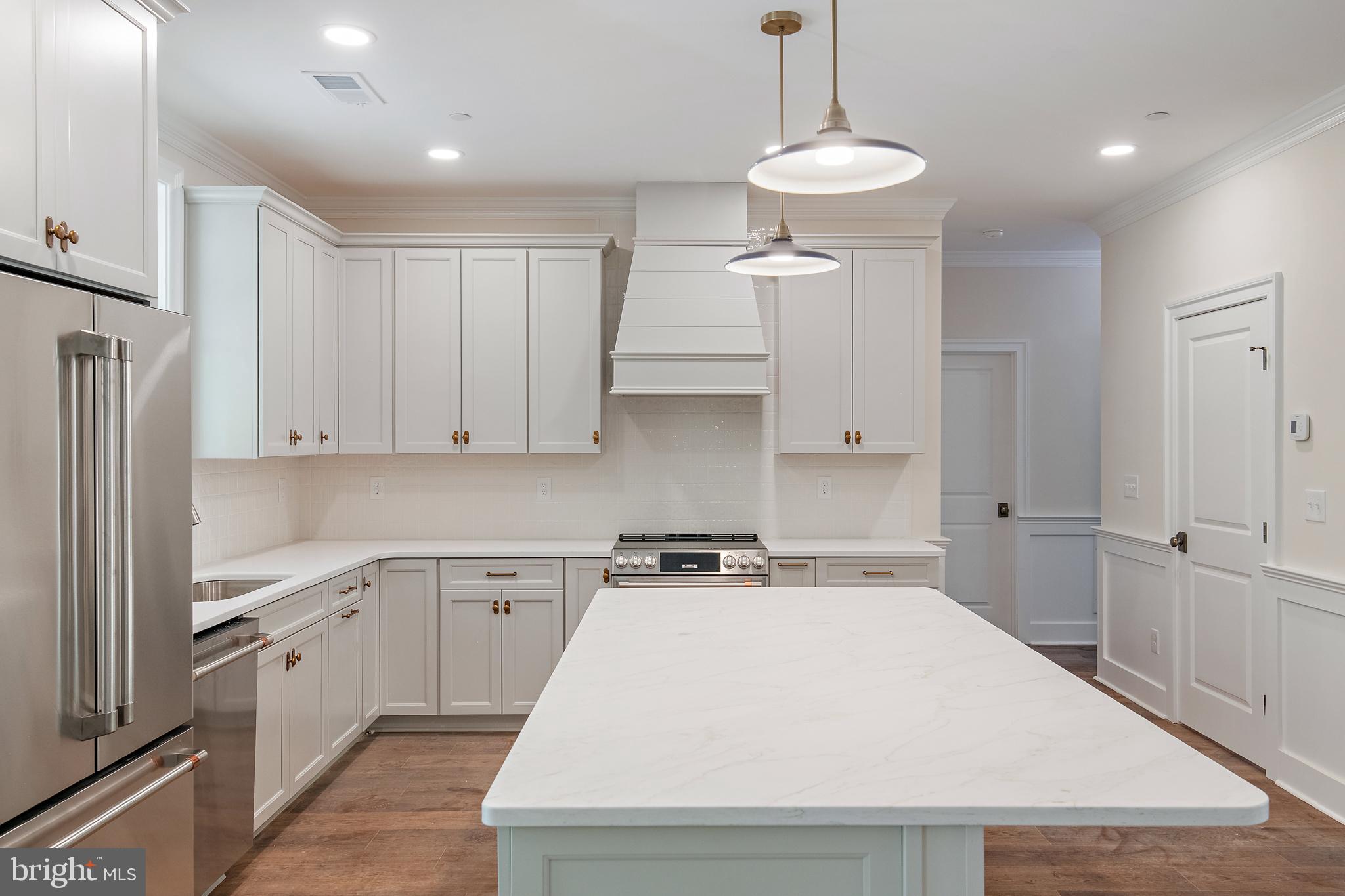 QUEEN ANNE COLONY - Residential