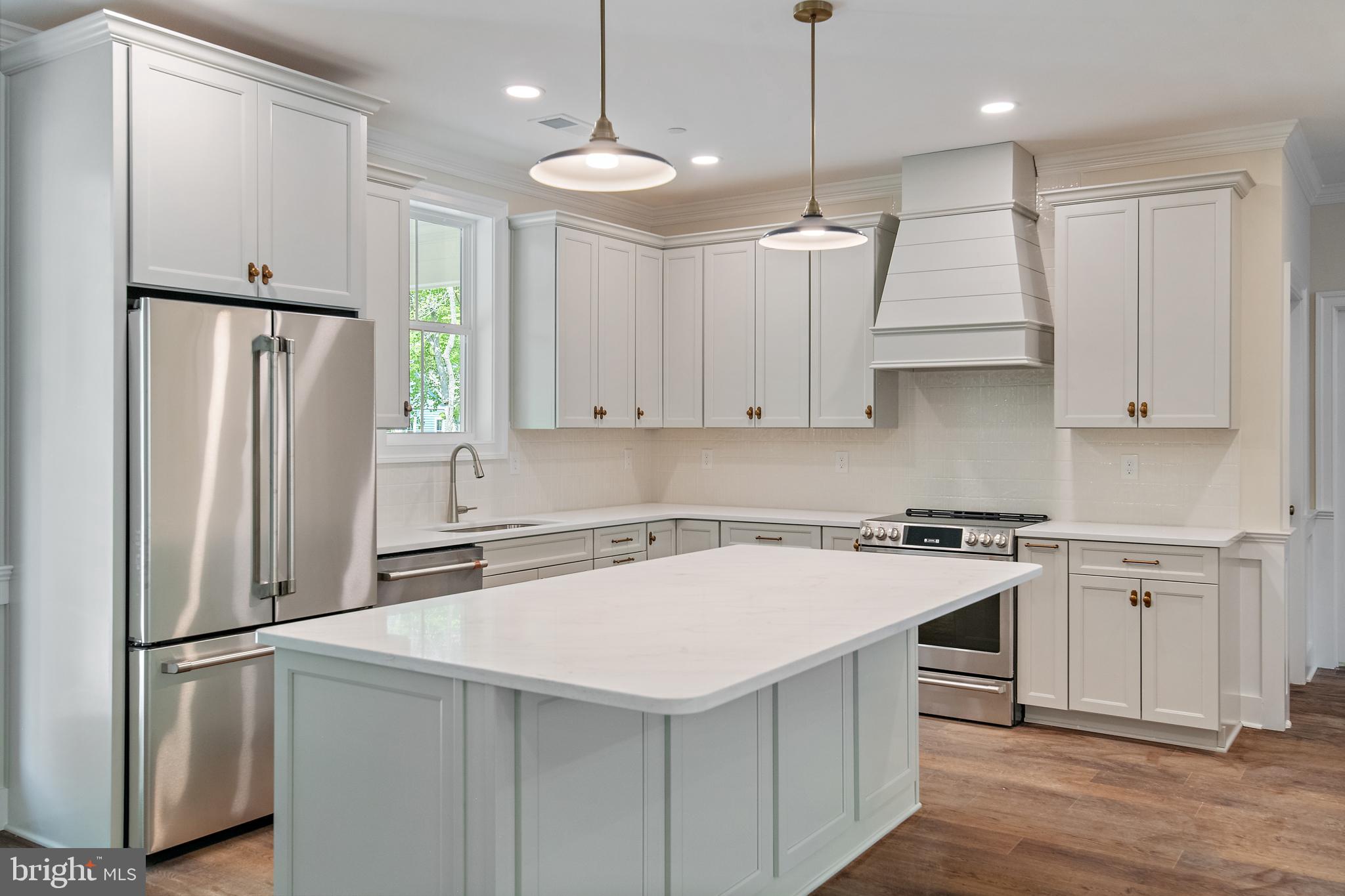 QUEEN ANNE COLONY - Residential