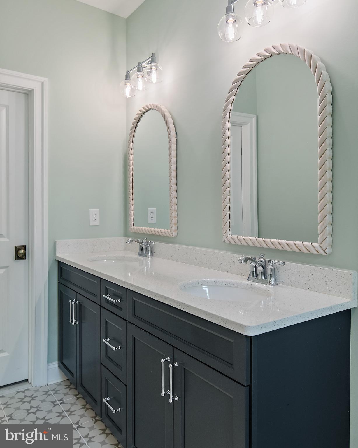 QUEEN ANNE COLONY - Residential