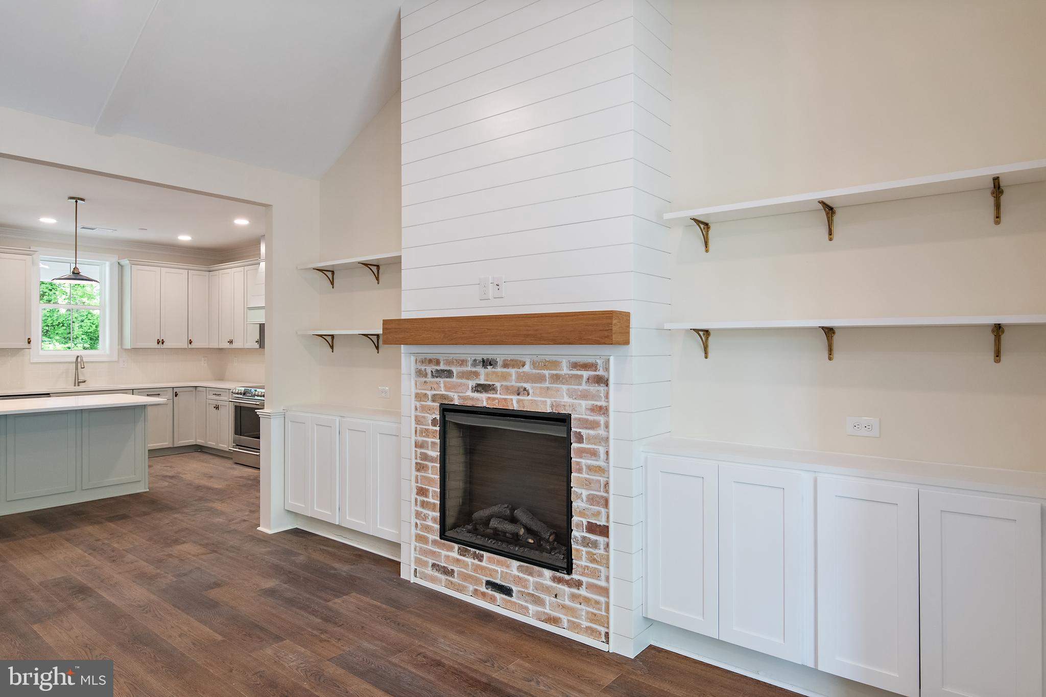 QUEEN ANNE COLONY - Residential