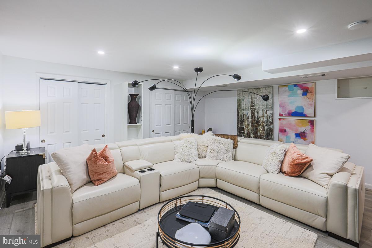 TEN HILLS - Residential