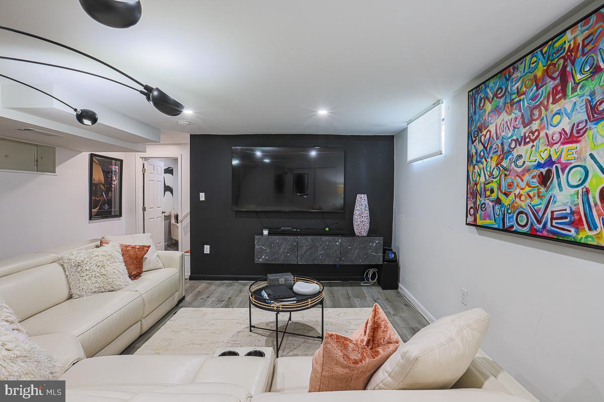 TEN HILLS - Residential