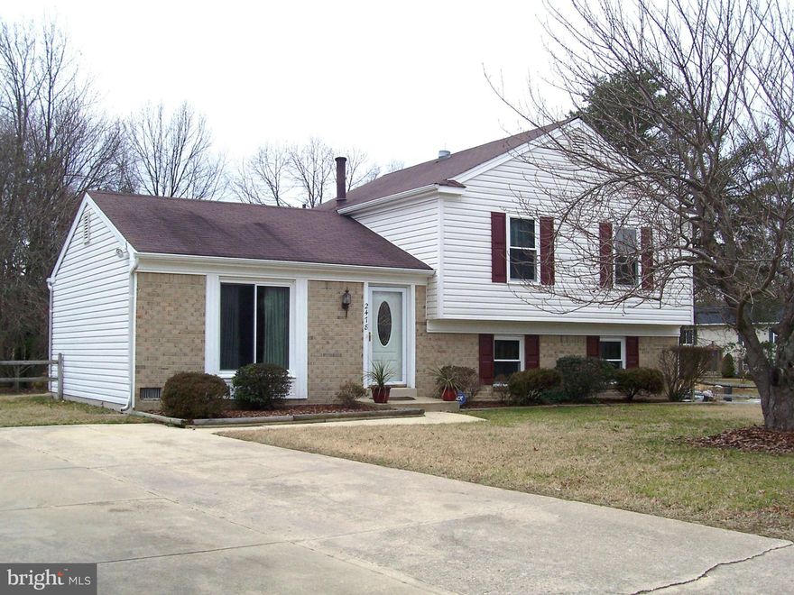 Well maintained 3BR 1.5FB split level home on corner lot on no-thru street. Lower level half bath needs shower install effort, which was started by previous owner, to be completed for full bath.  Air conditioner, hot water and oil tank upgraded in recent years.  Home priced for quick settlement.  Home shows very well!  Community pool, rec center and playground