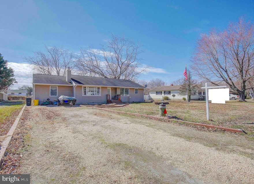 Charming 3 Bedroom/2 Full Bath Rancher in Water Privileged Community.  Huge Beautiful Yard W/Large Deck, Great for Cook Outs! Plenty of Room for Parking/Large Driveway; Beautiful Hardwood Floors;  Close to Community Beach, Romancoke Pier, Kent Island Trail and Kentmoor Restaurant.
Home is over 1700 Sq Ft on a Double Lot.  Great for Entertaining.