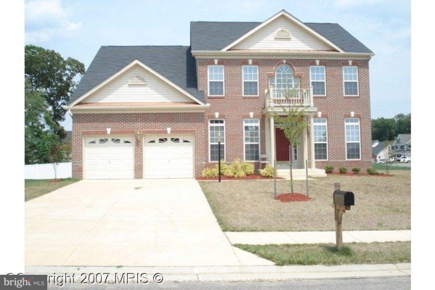 RENTAL - This spacious Colonial is features 4BR, 2.5 BA, sunken family room, Large kitchen and morning room, separate dining room, 2 car garage and gas fireplace.  Master Suite with two walk-in closets, Laundry on upper level, Library, mud-room and more than 4000 sf of living space.  Shows well and is move-in ready.