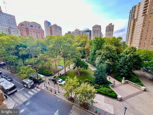 Philadelphia, Pennsylvania 19103, United States, 3 Bedrooms Bedrooms, ,3 BathroomsBathrooms,Residential,Contingent,43499