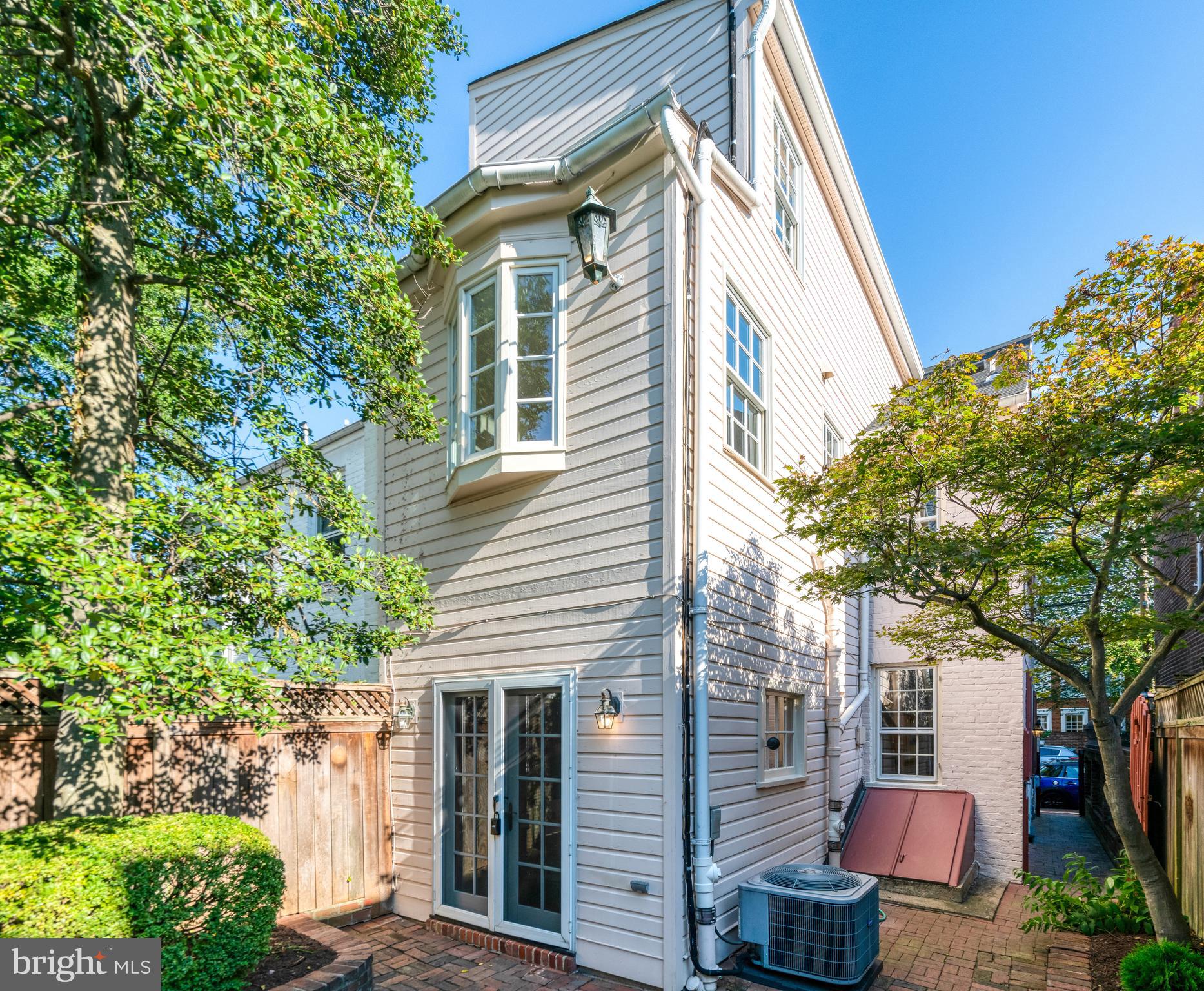 OLD TOWN ALEXANDRIA - Residential