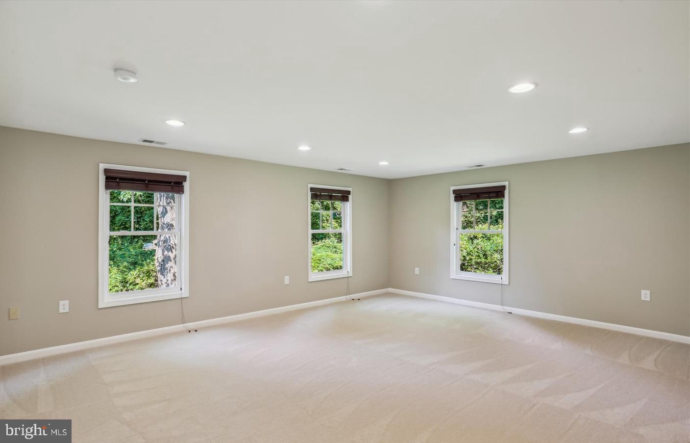 POTOMAC OUTSIDE - Residential