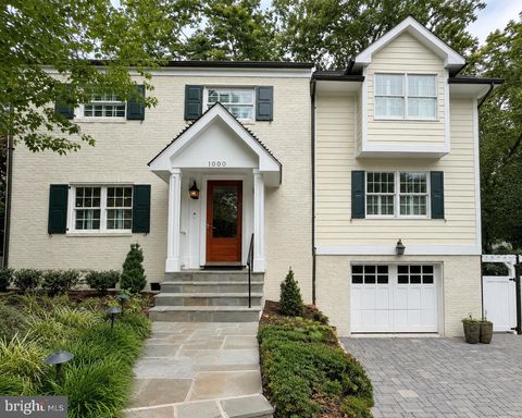 Photo of 1000 W Braddock Road, ALEXANDRIA, VA 22302 (MLS # VAAX2064038)