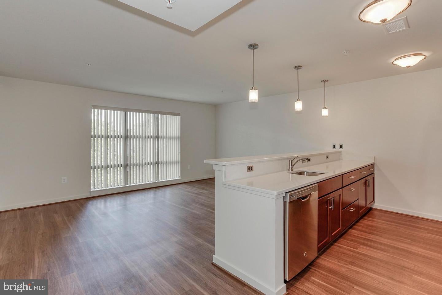 905 N JACKSON 403