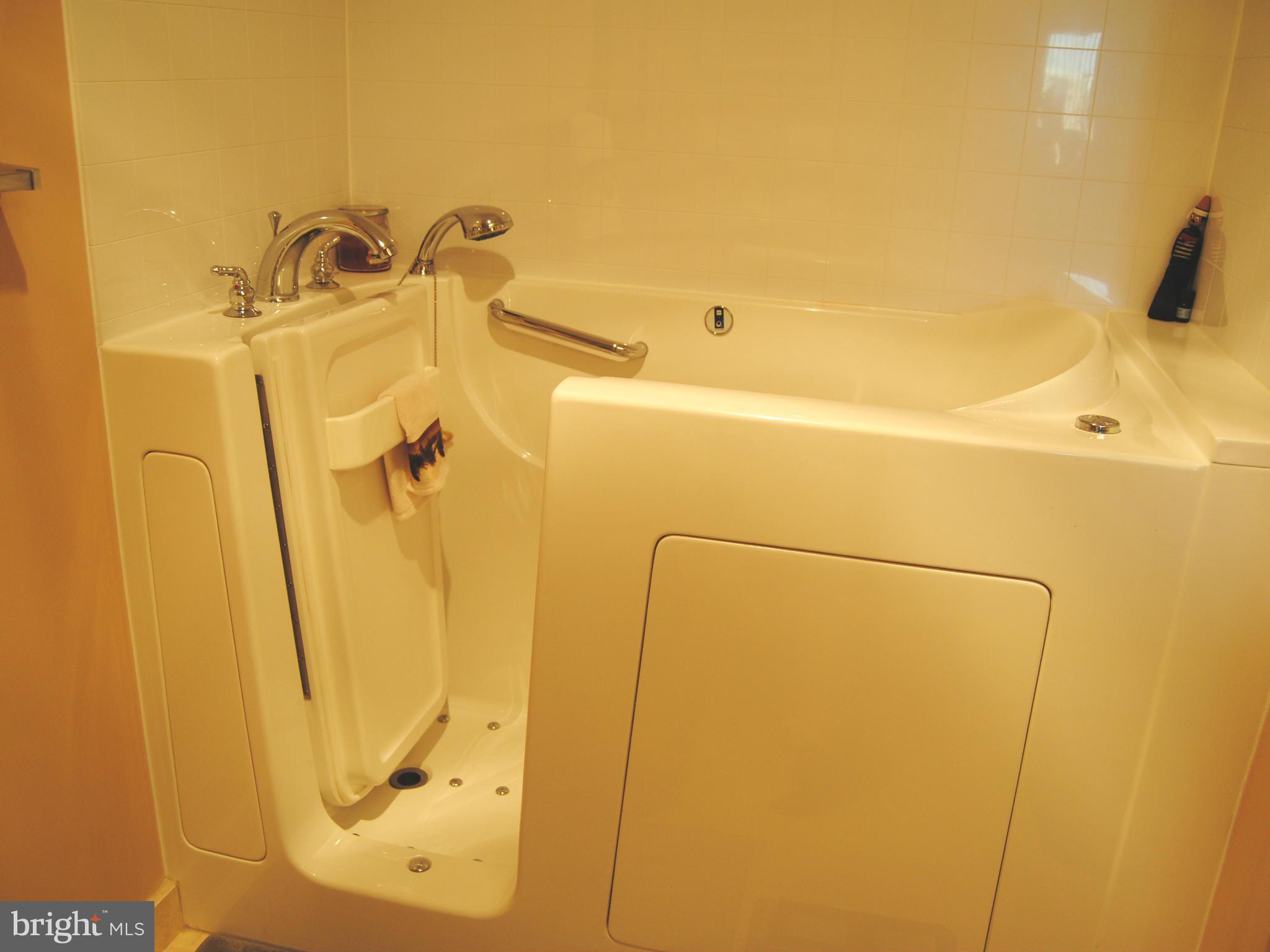 LANSDOWNE WOODS LEISURE WORLD - Residential Lease