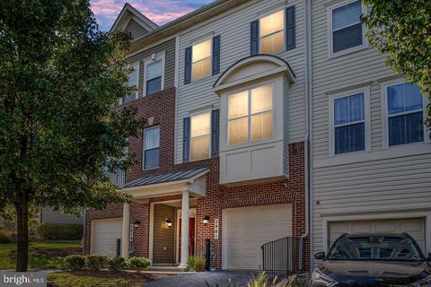 Photo of 2881 Chinkapin Oak Lane #236, WOODBRIDGE, VA 22191 (MLS # VAPW2117198)