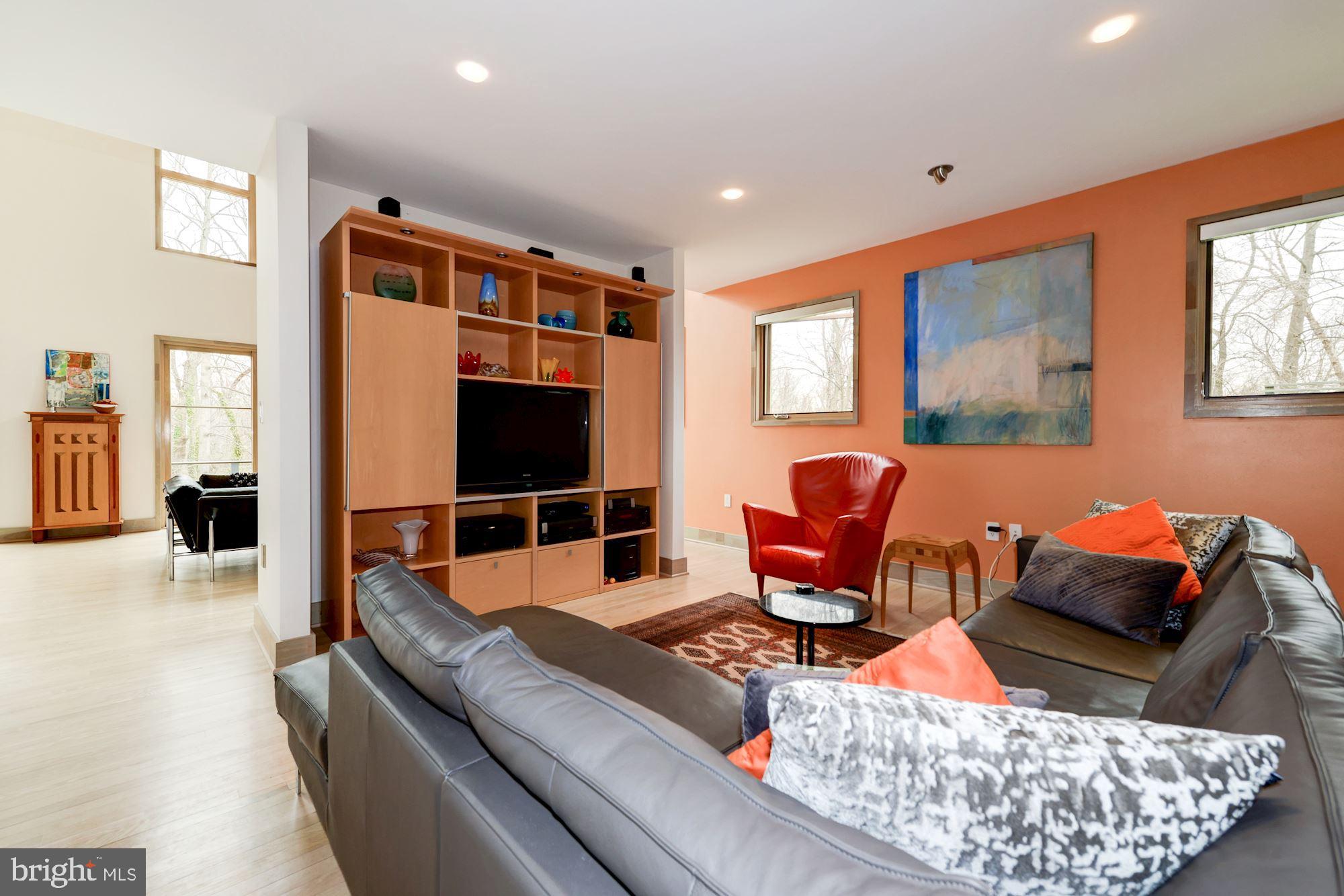 HILLSIDE MANOR - Residential