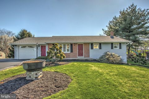Photo of 31 TRAIL RD S, ELIZABETHTOWN, PA 17022 (MLS # PALA2033342)