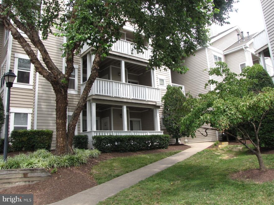 New carpet, fresh paint, updated kitchen w/granite and stainless appliances (new gas stove and dishwasher), lighting, etc. Top floor unit with vaulted ceilings and private balcony. 2 nice size bedrooms and open living room w/gas fireplace. Close to tons of restaurants, shopping, movies, I66. This is a MUST SEE unit!! Community pool, water, sewer, trash and parking included in rent.