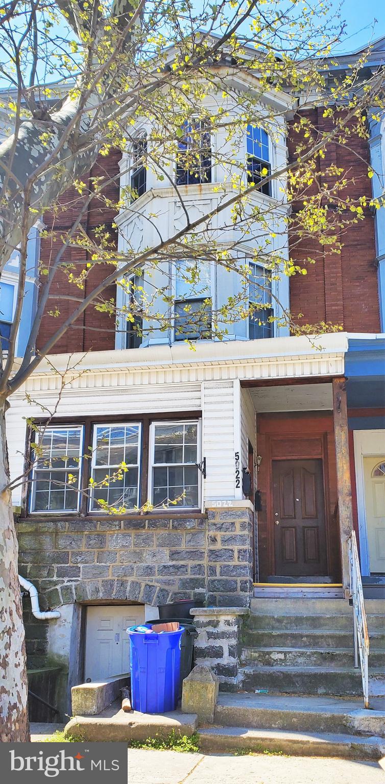 This is a pleasant 3 bedroom, 2 bathroom apartment located near the 52nd Street Shopping District in the West Philadelphia neighborhood of Philadelphia.
Upon entering, you have a cozy common space, including the kitchen and possible office space when you walk in on the 3rd floor. It features wall to wall hardwood flooring, great natural light, and evenly sized bedrooms, with closets in each bedroom. The kitchen has modern appliances including a microwave and newly refinished cabinets. The 2 bedrooms are located near the back of the unit and have ample closet space. The master bedroom has a beautiful bay window, overlooking Walnut St. The 2 bathrooms are fully tiled with a tub/shower and under-the-sink storage. The bathroom off of the kitchen/living room combination also has wall to wall ceramic tiles and a skylight. Laundry is located on-site.
This property is located very close to the various lines of public transportation, restaurants and shops like Brown & Sugar Bakery and The Paul Robeson House and Museum.