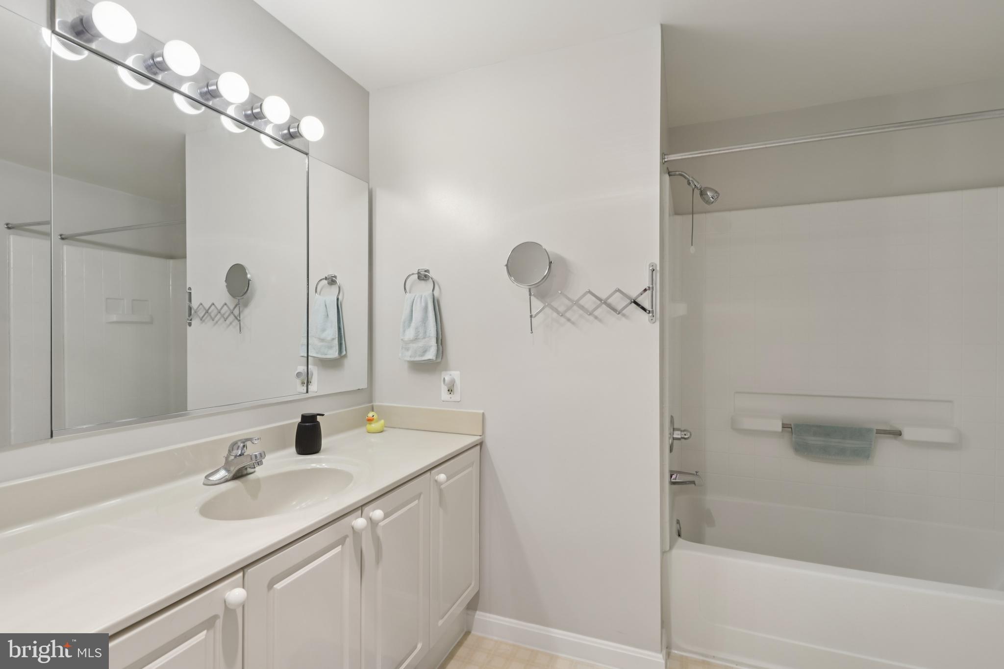 TURNBERRY COURTS AT LEIS - Residential