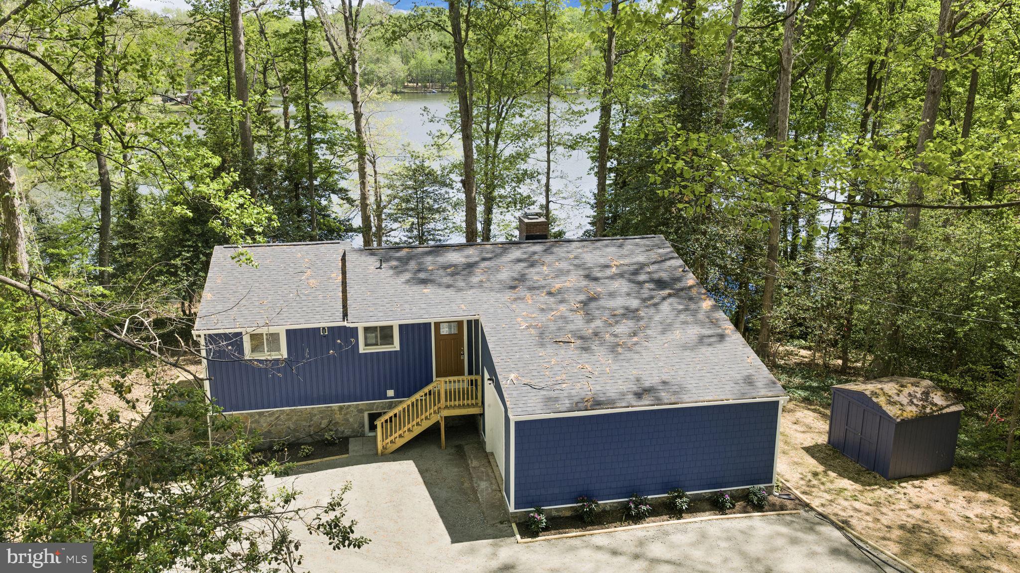 1070 LAKEVIEW DR