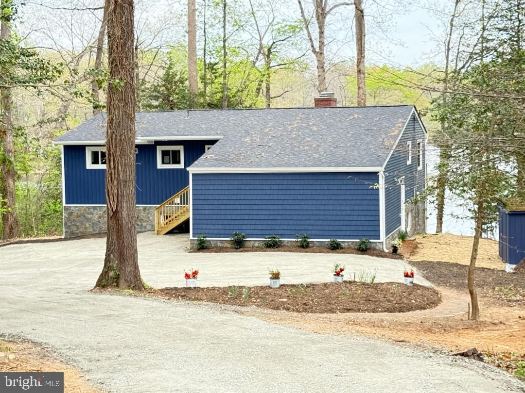 1070 LAKEVIEW DR