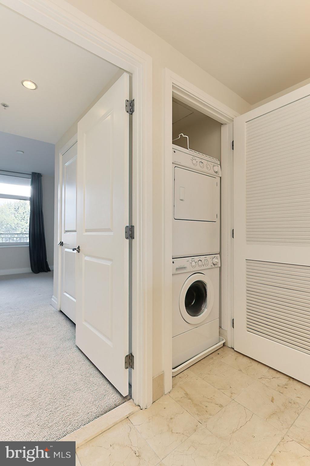 ONE PARK CREST CONDOMINIUM - Residential Lease