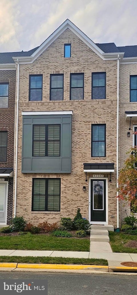 Townhouse For Sale - 42088 Picasso Square<br/> BRAMBLETON, VA 20148
