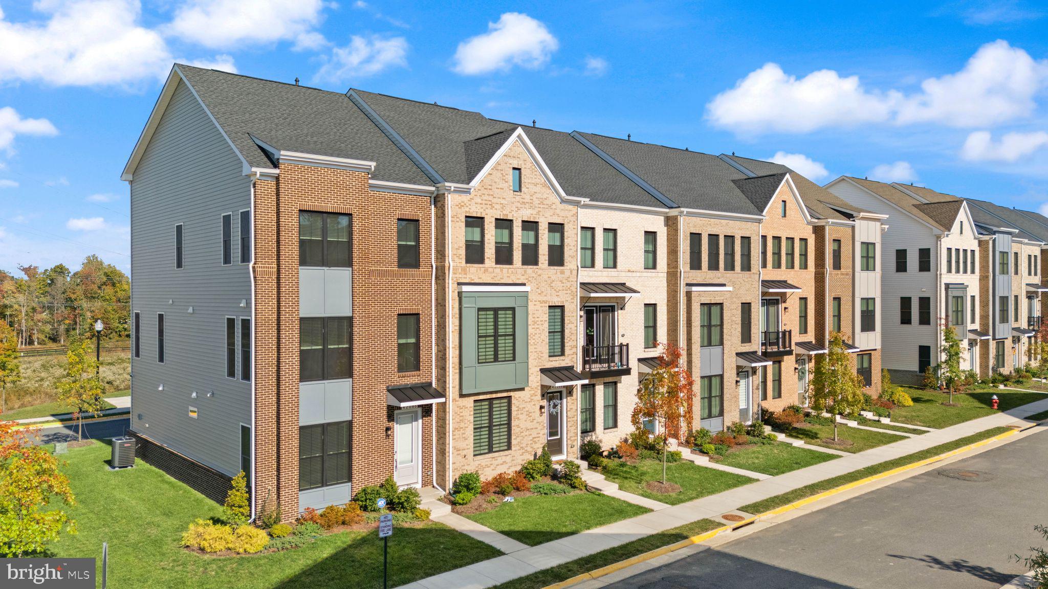 42088 PICASSO SQUARE