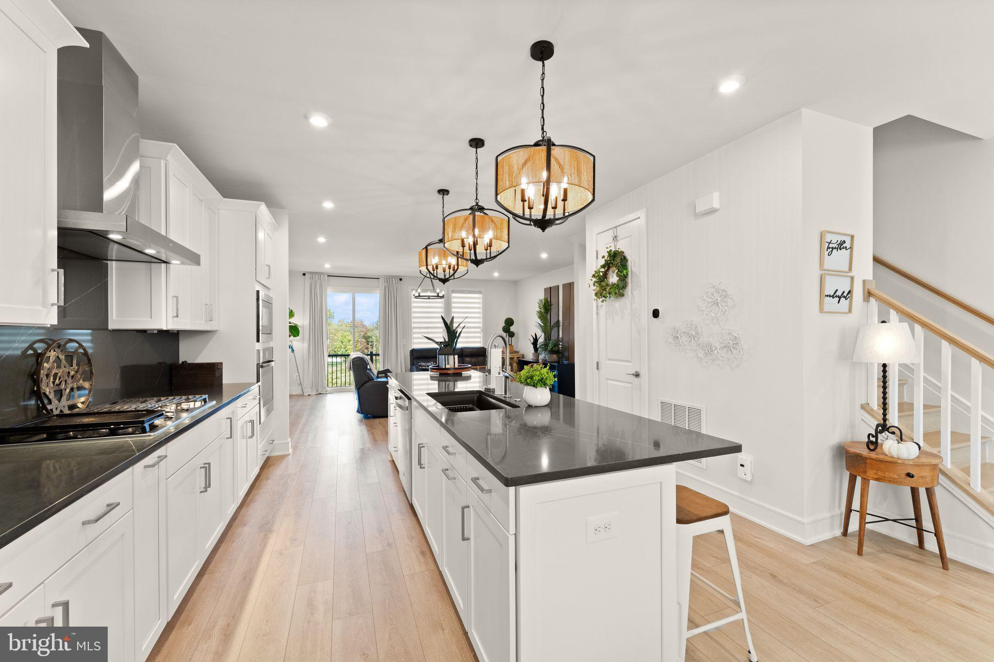 42088 PICASSO SQUARE